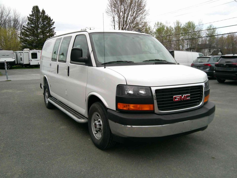 GMC Savana 2025 - Image 1