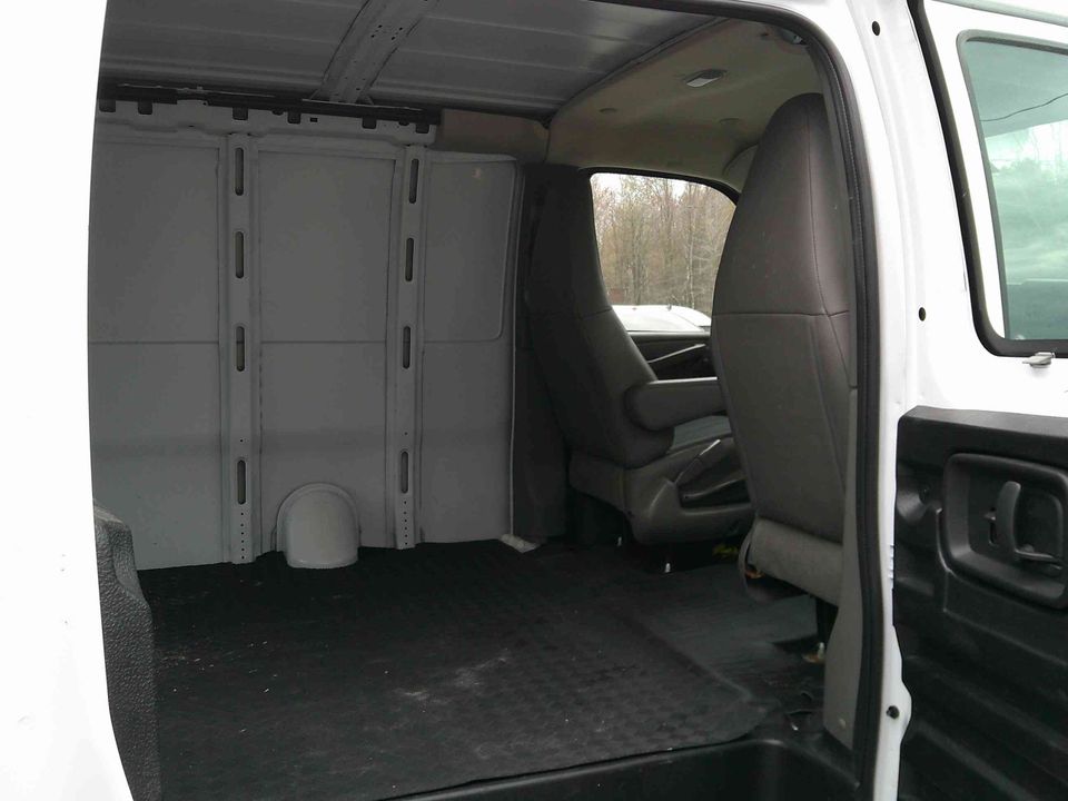 GMC Savana 2025 - Image 20